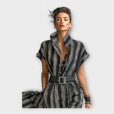 Vestido comprido com estética minimalista e sofisticada