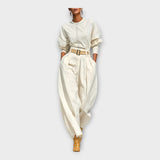 Conjunto com estética minimalista e intemporal