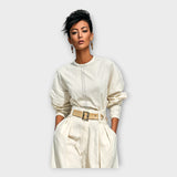 Conjunto com estética minimalista e intemporal