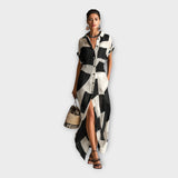 Vestido comprido elegante com design moderno e elegância intemporal