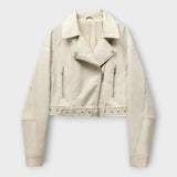 Casaco de cabedal curto moderno com cinto e estética sofisticada