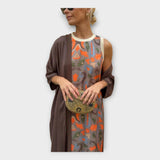 Vestido comprido com estampas impressionantes