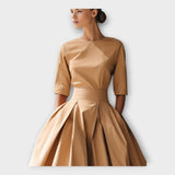 Vestido midi com estética minimalista sofisticada