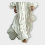 Vestido arejado com estética minimalista sofisticada