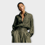 Camisa e calças com elegância sem esforço