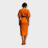 Vestido elegante com design sofisticado e estética minimalista